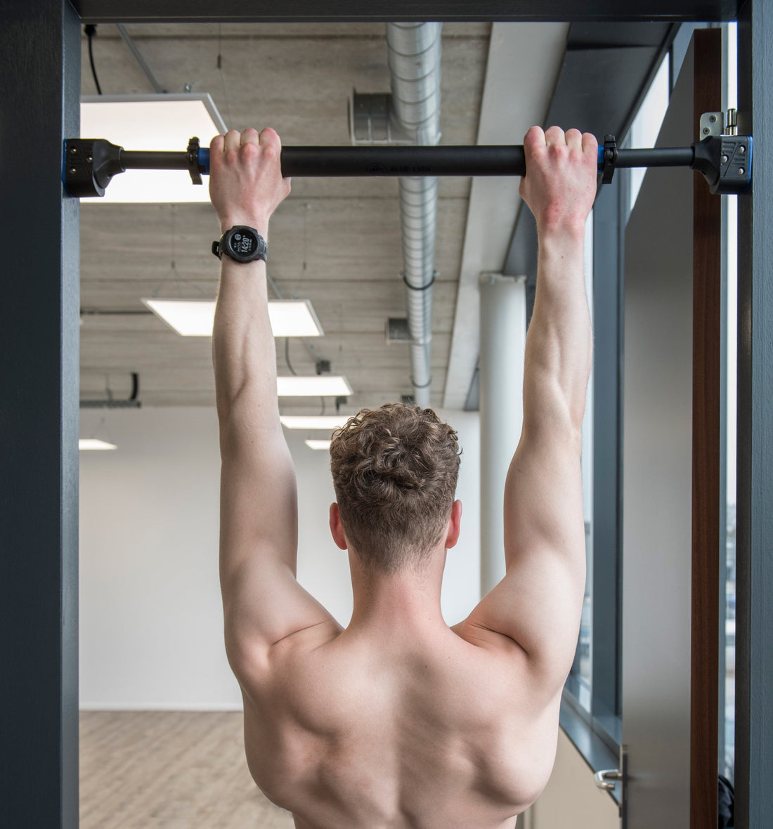 Hangen aan pull up bar