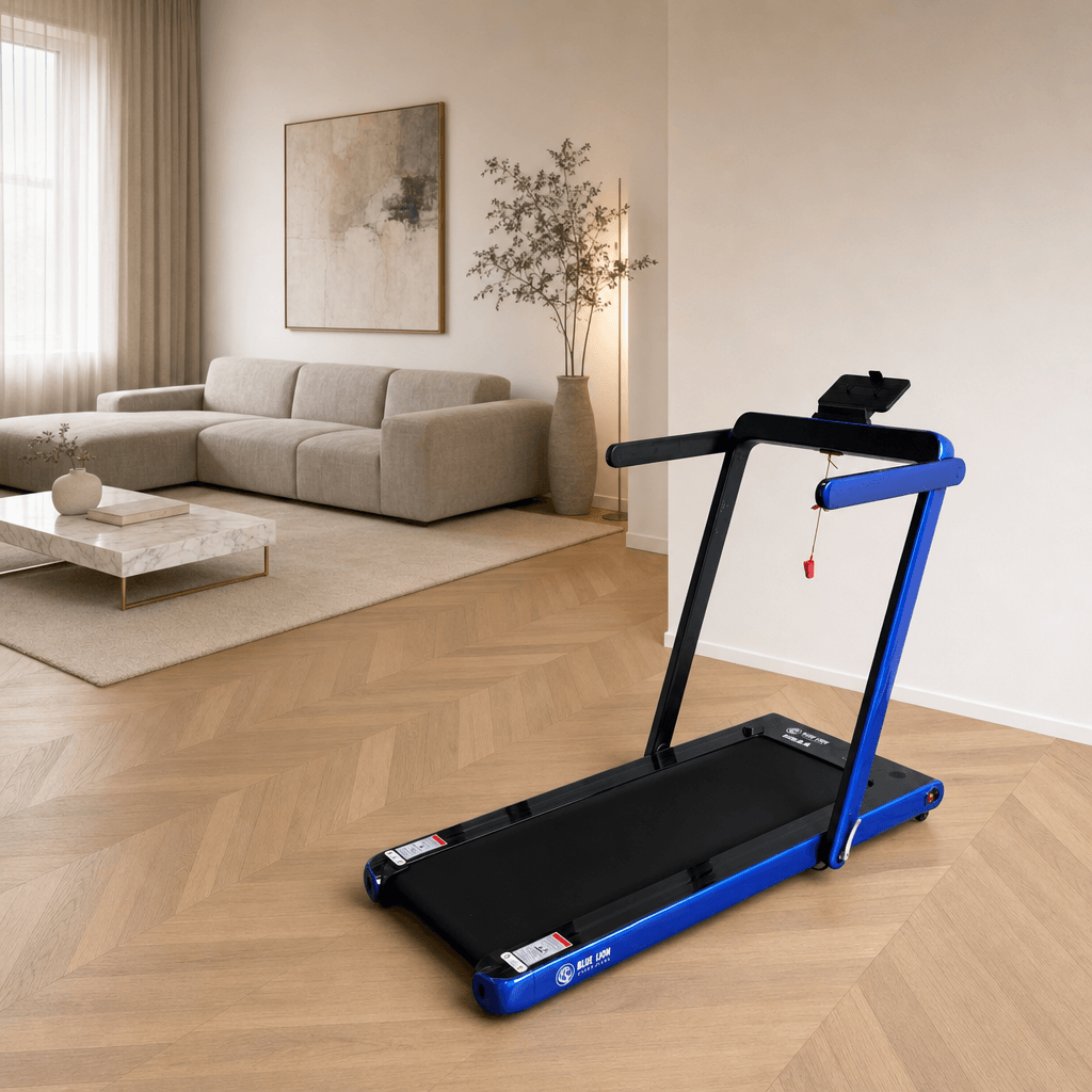 Inklapbare loopband met handgrepen in een moderne woonkamer