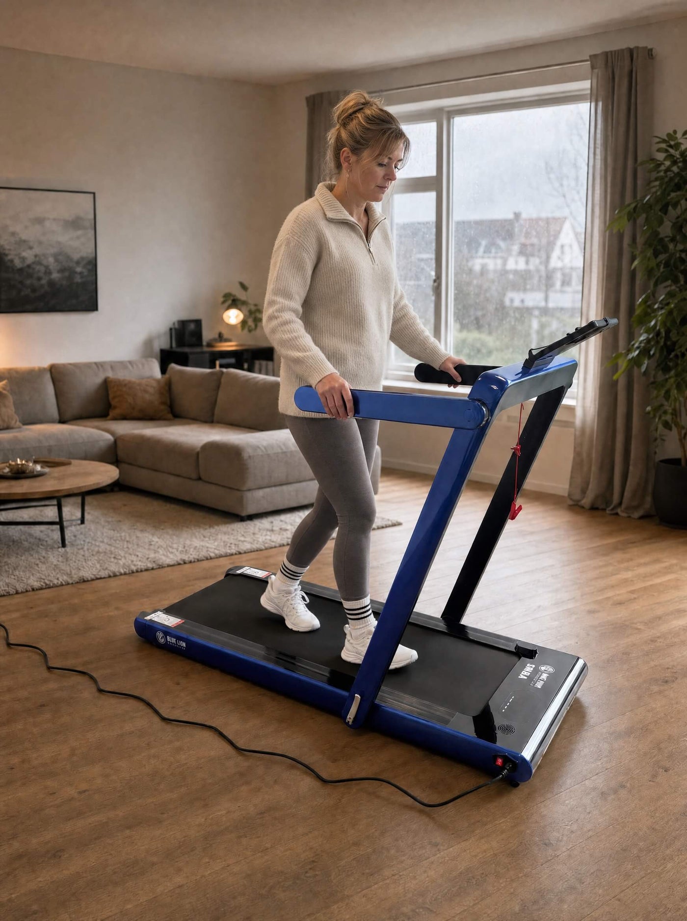 Vrouw wandelt binnen op een loopband terwijl het buiten regent